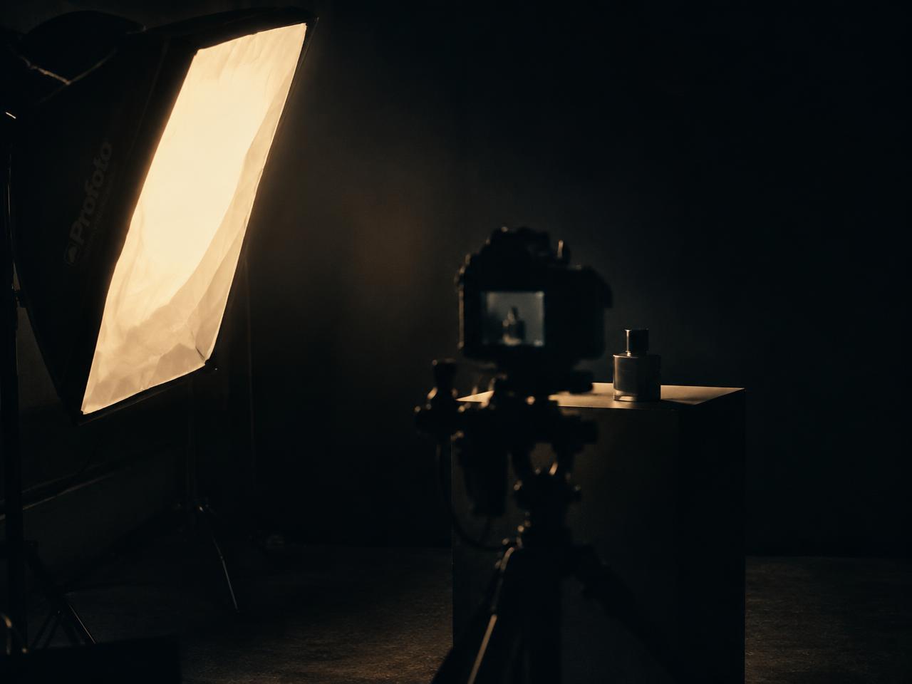 Estudio de fotografía en penumbra con una luz de softbox encendida